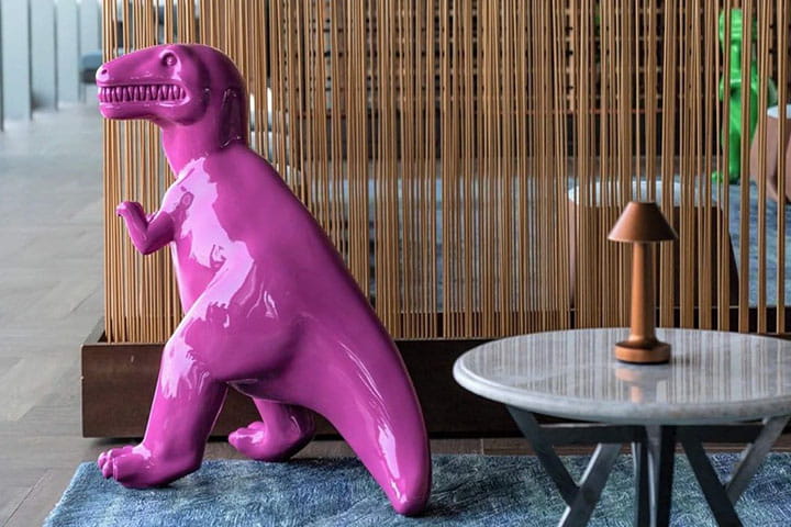 由中国当代雕塑家隋建国设计，东隅酒店中生动的恐龙雕塑