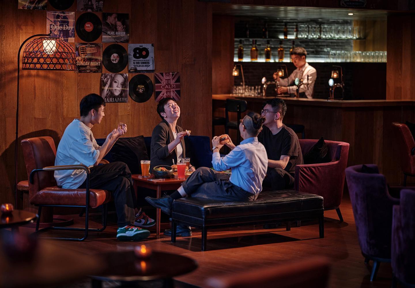 ✨Need a rest at Friday night?

Unwind in the comfortable sofa with friends and listening to a live band performance at Xian. There always have varieties of drinks, pizza or snacks to enjoy all night long.
#EASTBeijing #atEAST #SwireHotels #HappyFriday #Drinkitup