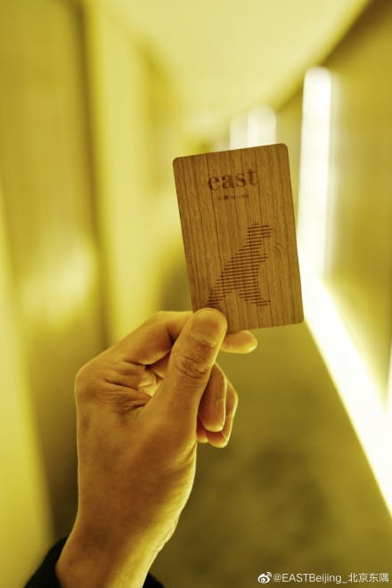 近年来，我们努力减少运营中对于塑料的使用，正如酒店启用樱桃木材质房卡替换从前的塑料房卡，以唤起大家对保持#可持续生活方式#的关注。 http://t.cn/z8AeSZ5 ​